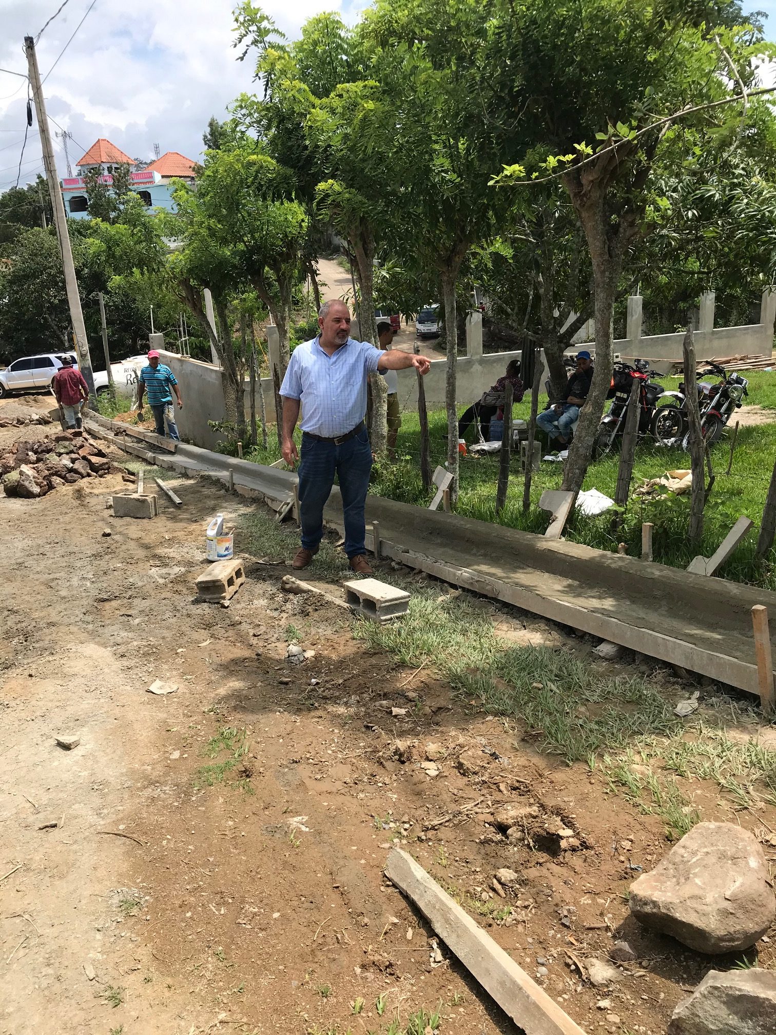 El Ayuntamiento da inicio al programa de Construcción de Aceras y Contenes junto a la Liga Municipal Dominicana(LMD)